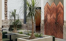 Paramount House Hotel